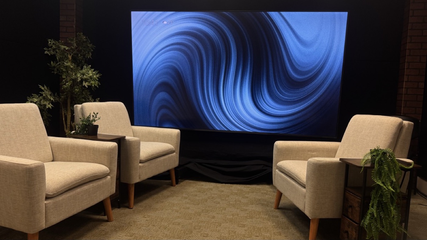 Links Live Studio panel/lounge setup with 100-inch screen